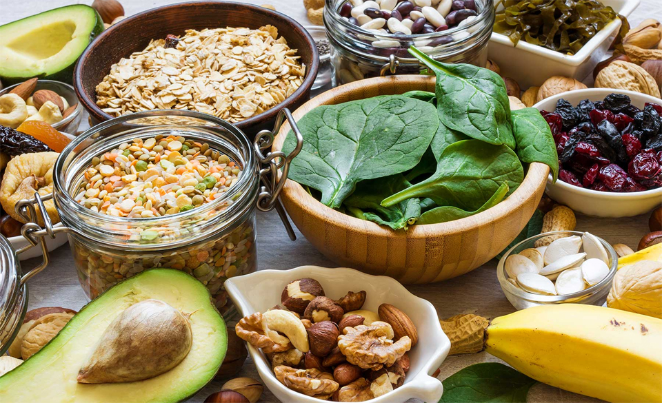 Diverse alimente in recipiente.
