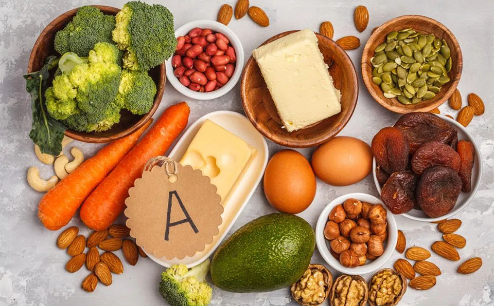 Diferite alimente bogate in vitamina A.