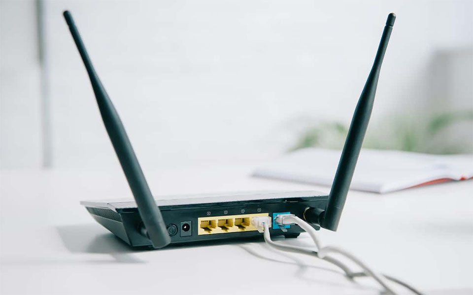 Router pe un birou vazut din spate.