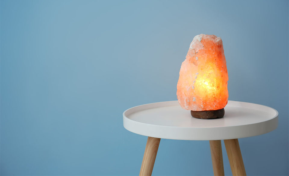 Lampa de sare roz din Himalaya pe o masa alba.