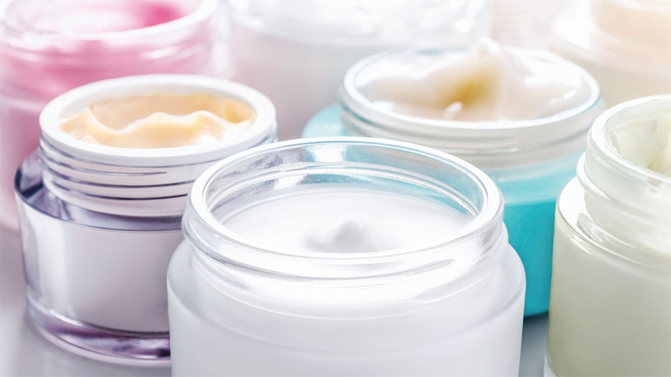 Diferite cutii cu crema de piele.