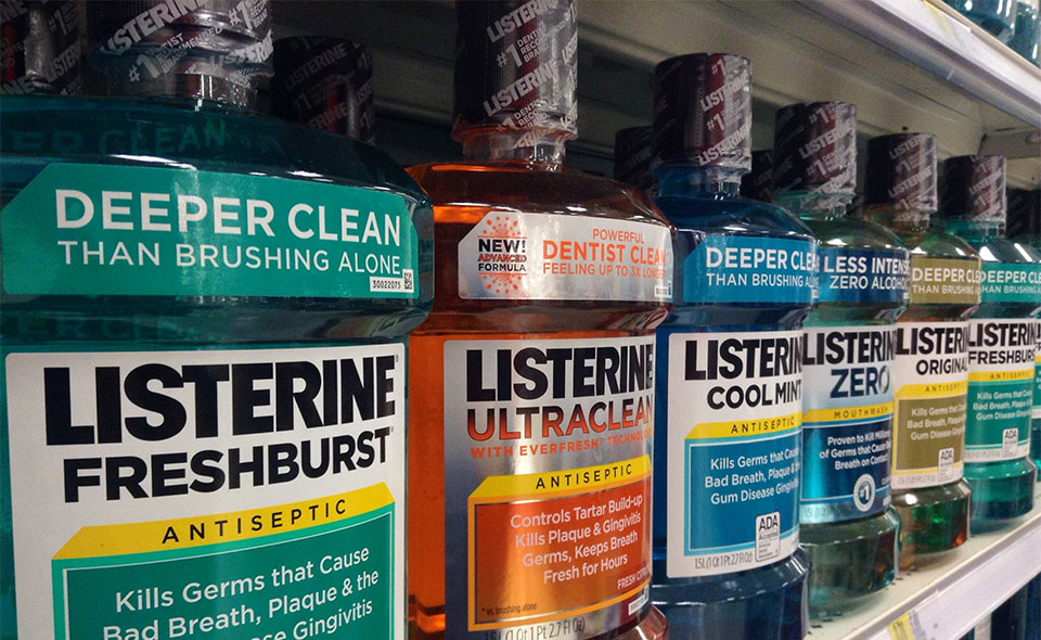 Raft plin cu sticle Listerine.